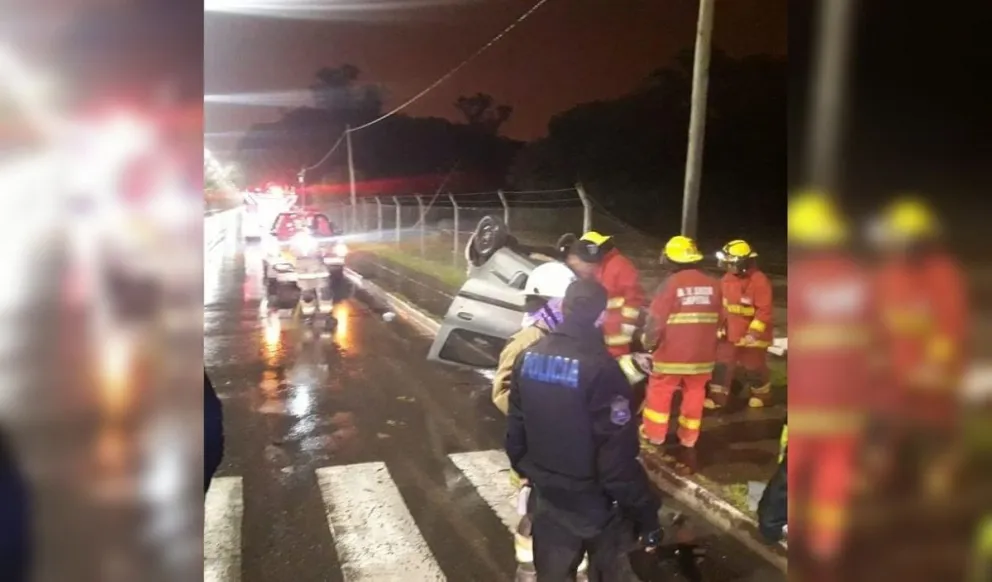 Tremendo accidente: un auto quedó destrozado en este frío miércoles
