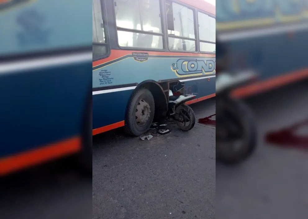 Policía quedó incrustado entre la rueda y el guardabarros de un colectivo
