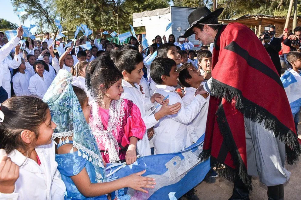 Juan Manuel Urtubey encabezó el acto central por el 209° aniversario de la Revolución de Mayo