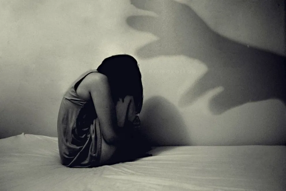 Una menor de edad culpó a sus madres por haberla golpeado