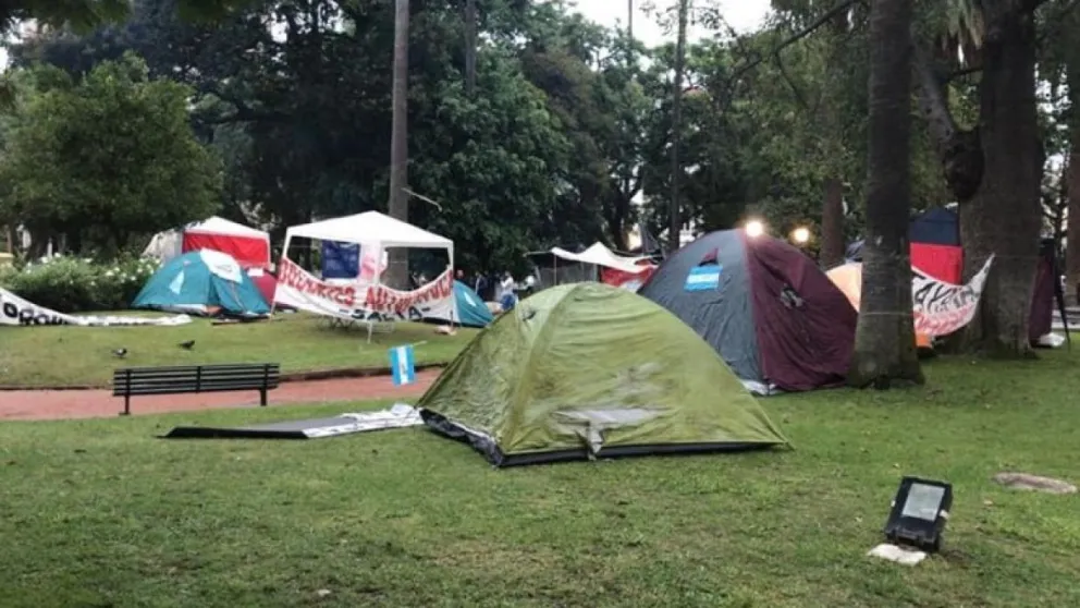 Se levantó el acampe docente y amenazaron con un nuevo paro. ¿Para cuándo?