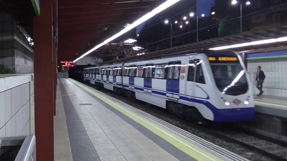 Terrible: vio que venía el subte, y le pegó una patada a un hombre para que cayera a las vías. VIDEO