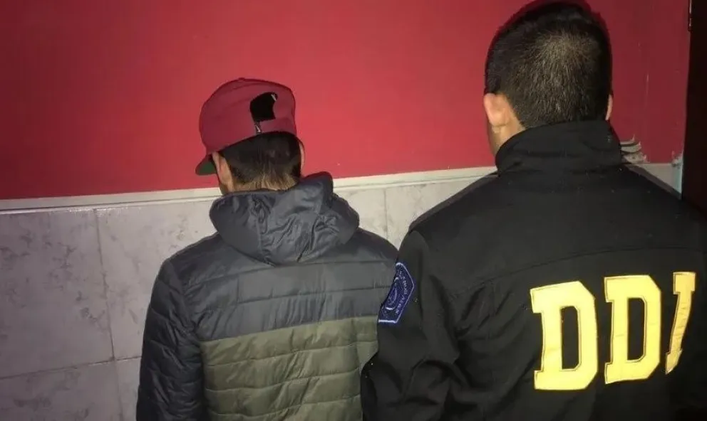 Violación en manada: cayó uno de los acusados