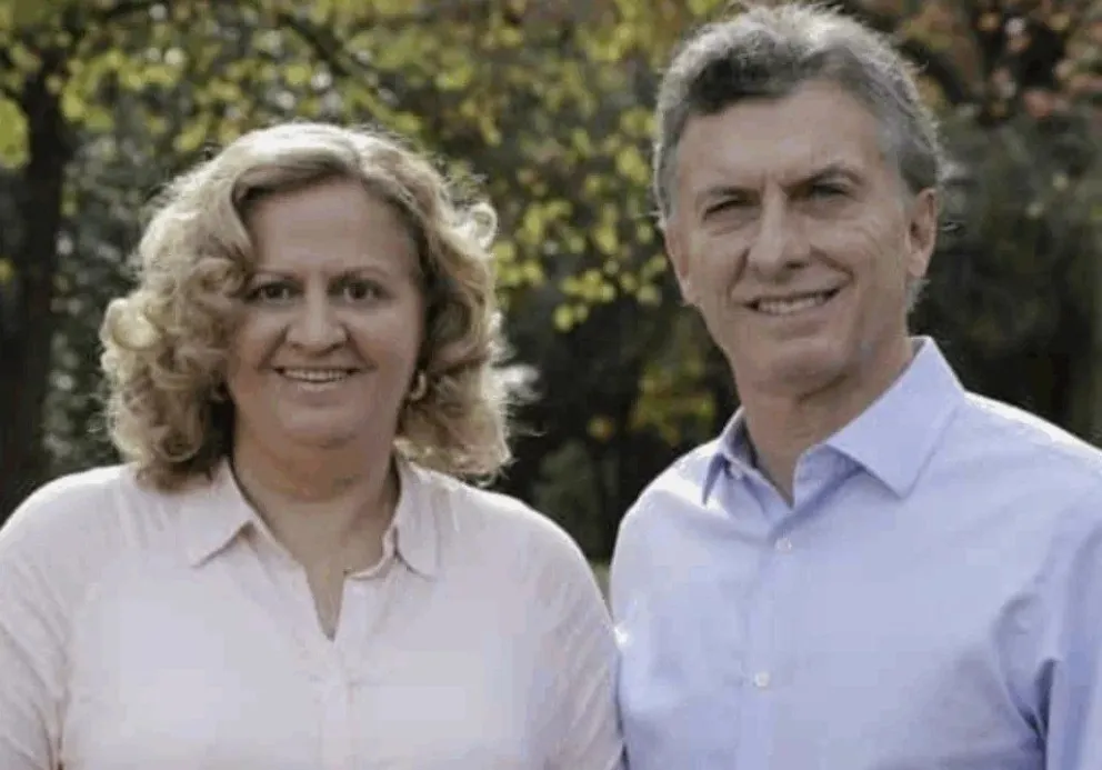 VIDEO. Sacando el país adelante: una diputada de Macri se pasó con el celular y tomando café en la sesión