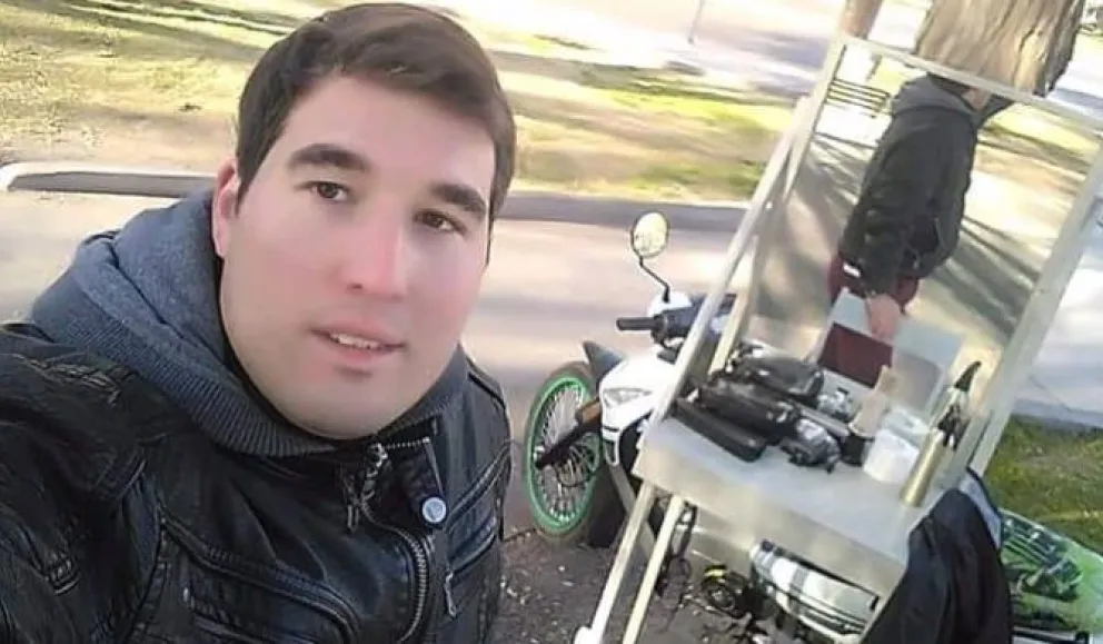 Sobreviviendo: salteño montó una barbería itinerante en Plaza España