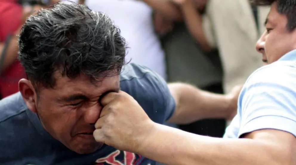 VIDEO. Vendedores ambulantes se agarraron a las piñas en la peatonal