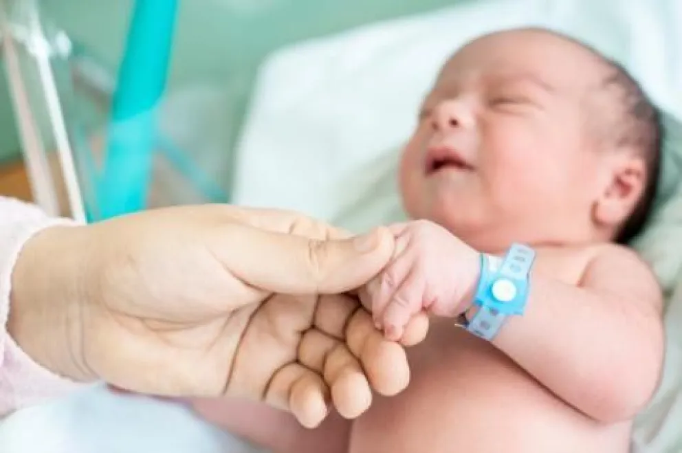 Una joven dio a luz a mellizos de padres diferentes