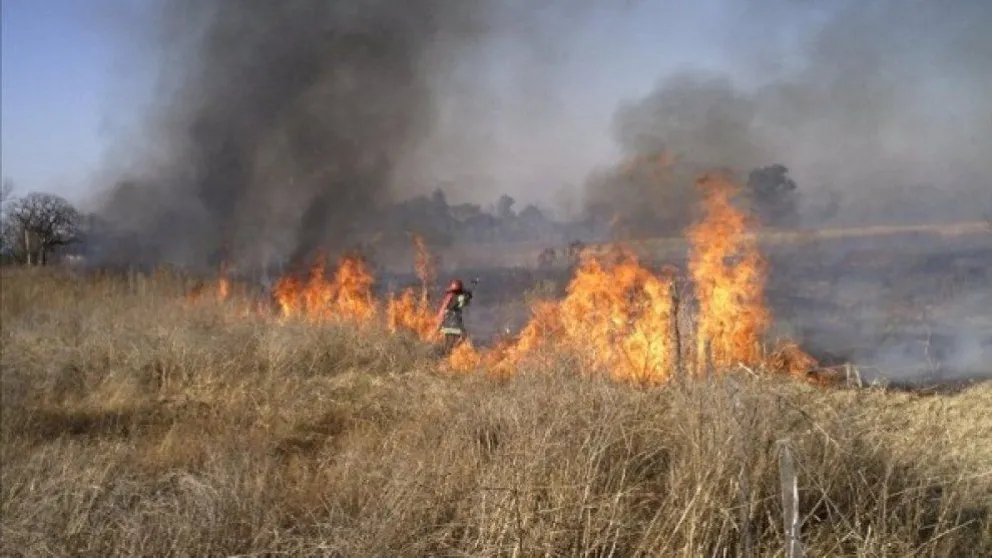 Terrible incendio por la quema de pastizales en cercanías al aeropuerto