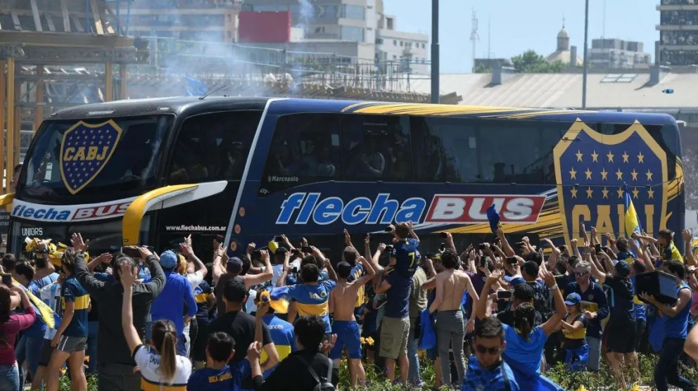 Súper blindados: los jugadores de Boca probaron a "mazazos" los nuevos vidrios del micro