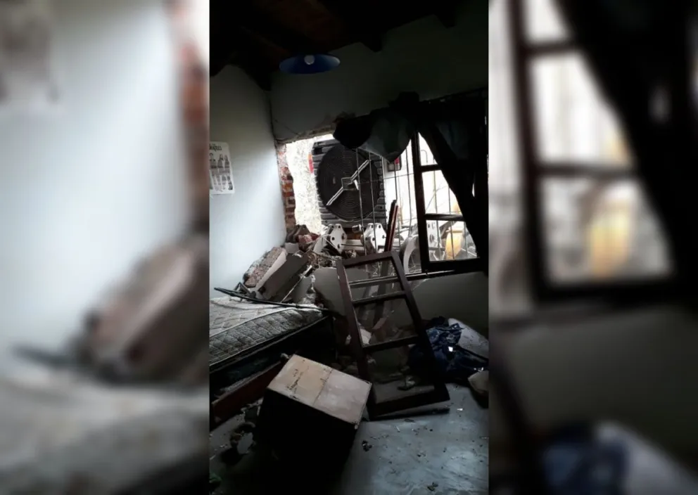 Casi una tragedia: hizo una mala maniobra, y terminó incrustado en una casa