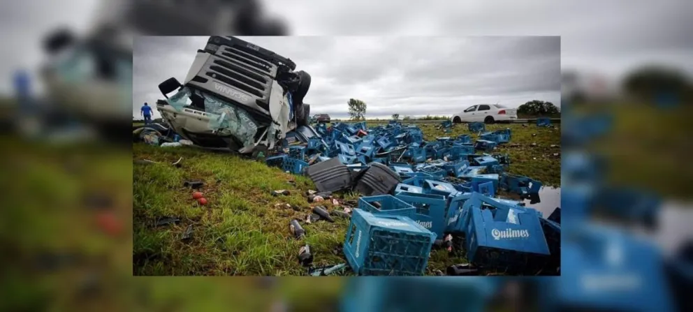 Un camión volcó y derramó toda la cerveza en plena ruta