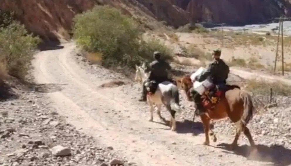 Un escuadrón de Gendarmería Nacional cabalgó 20 horas para  que los habitantes de Iruya puedan votar