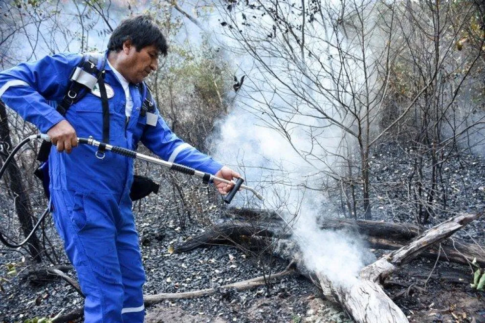 Papelón: Evo Morales se disfrazó de bombero y fue a combatir el fuego