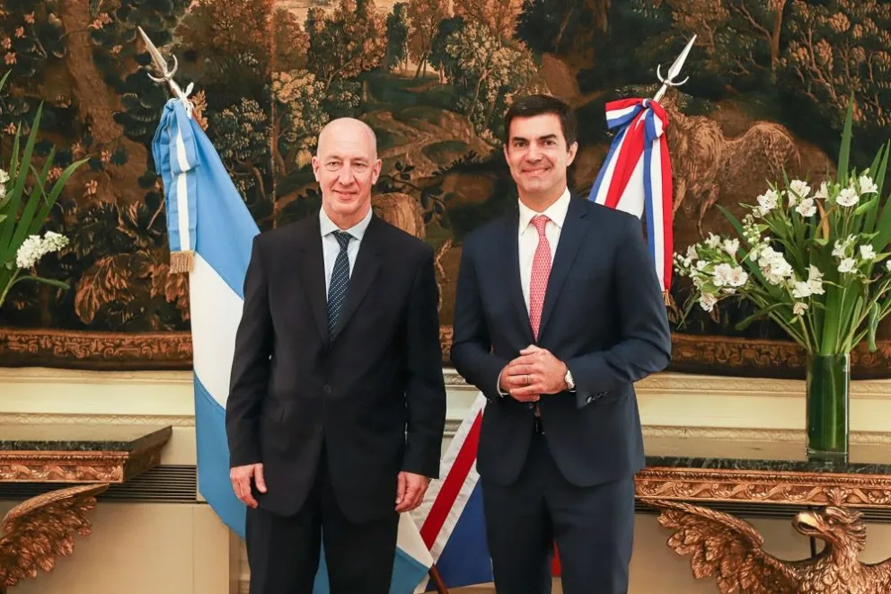 Juan Manuel Urtubey asistió a la Embajada Británica