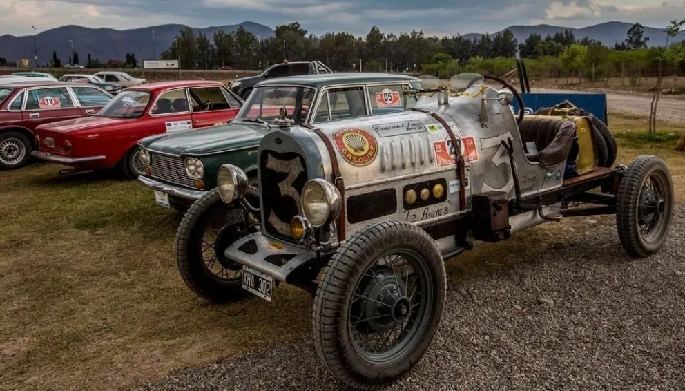 Inicia la 16° edición de la "Carrera de autos clásicos" en Salta