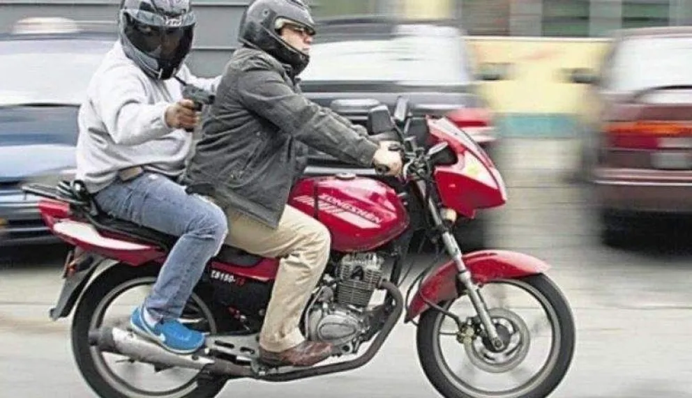 Motochorros estaban por robarle a un grupo de personas, pero una de las víctimas era conocida de ellos