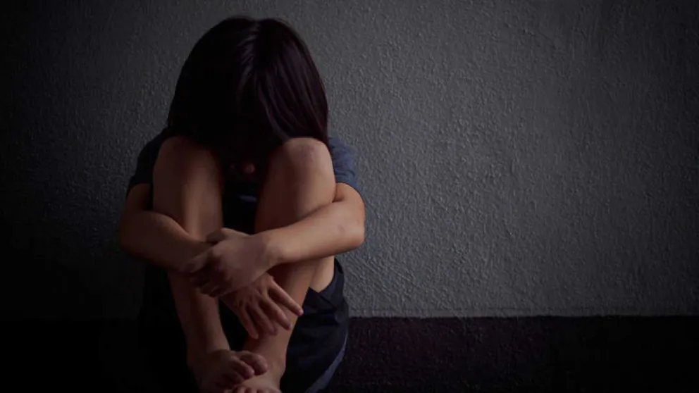 No merece ser madre: golpeó brutalmente a su hijita y la mandó a dormir en la vereda