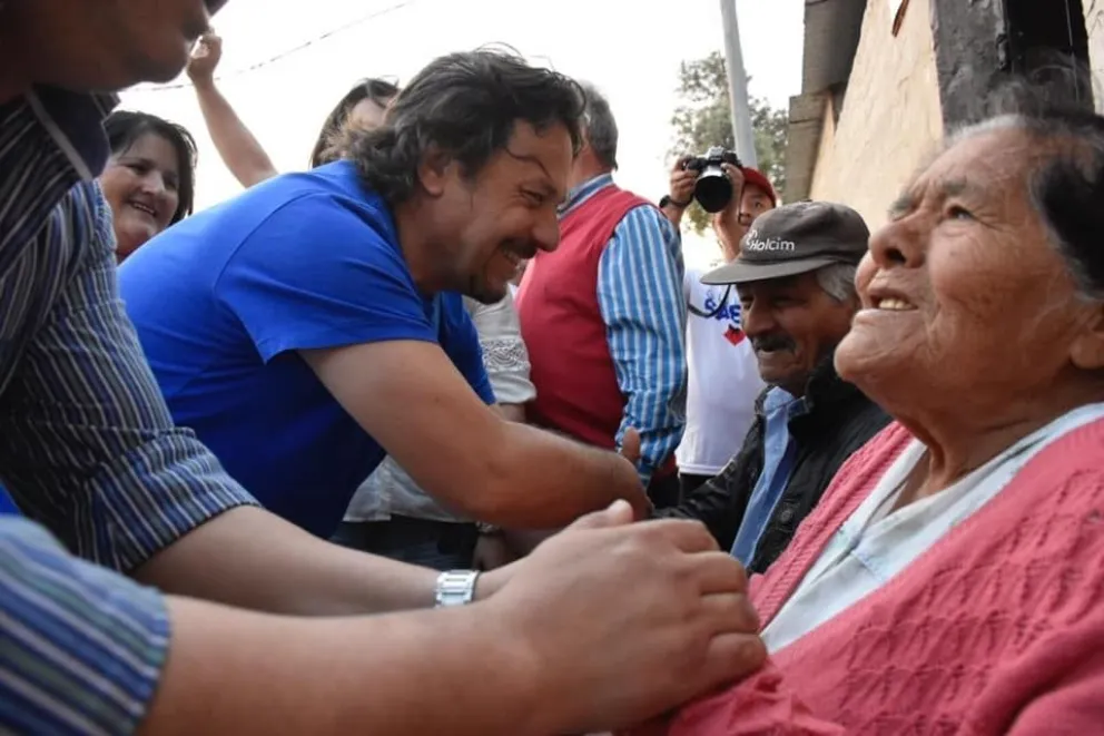 Gustavo Sáenz cada día más cerca de la gente