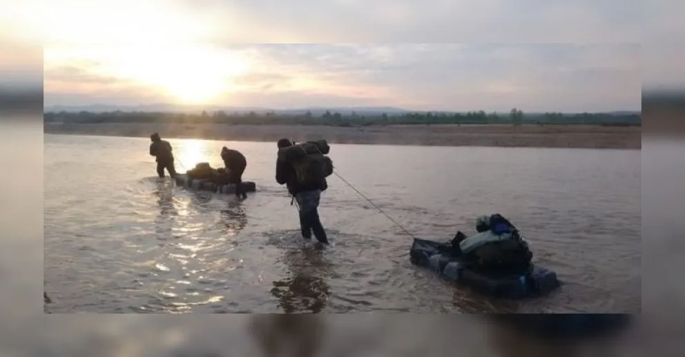 Quisieron cruzar el río con mercadería ilegal, vieron a Gendarmería, y se arrojaron al agua