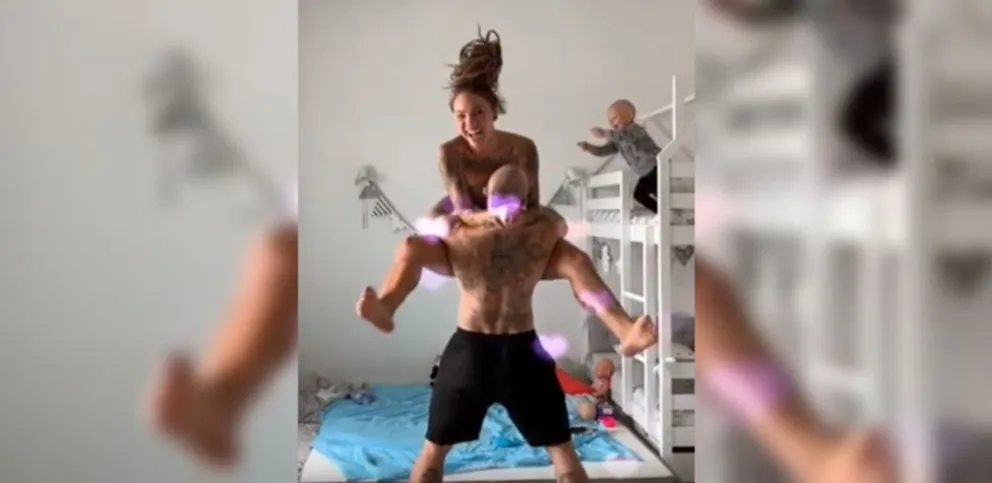 Mientras sus padres grababan un video, el bebé saltó desde una cama cucheta