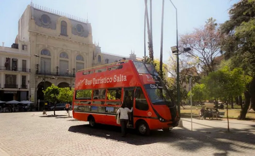 Ernesto Alvarado sobre el proyecto de retirar del microcentro salteño los buses de turismo