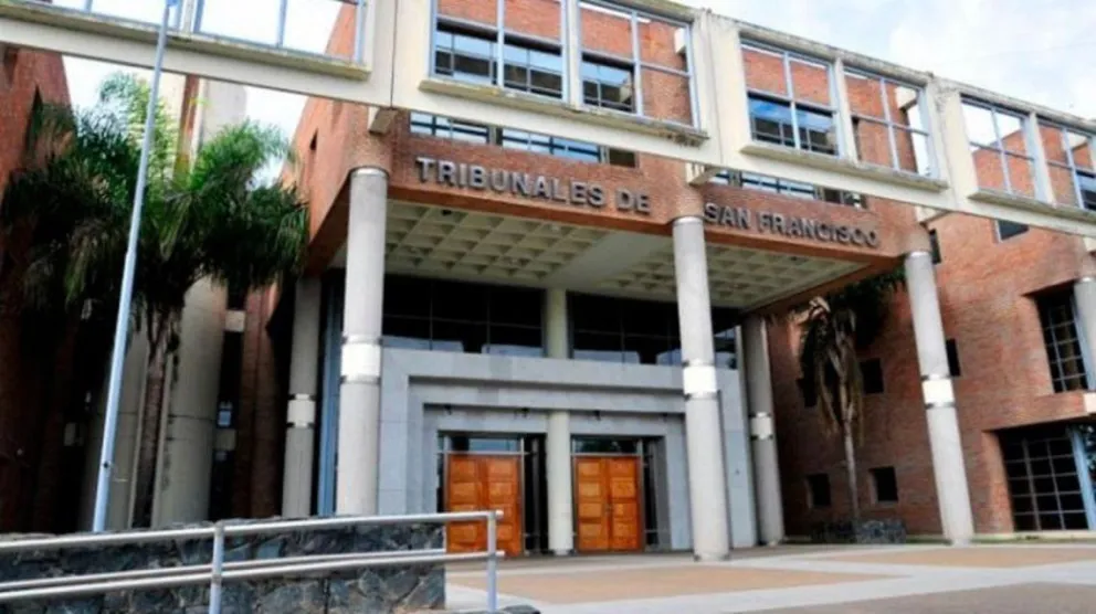 Dos adolescentes violan a un niño de 12 y lo filman