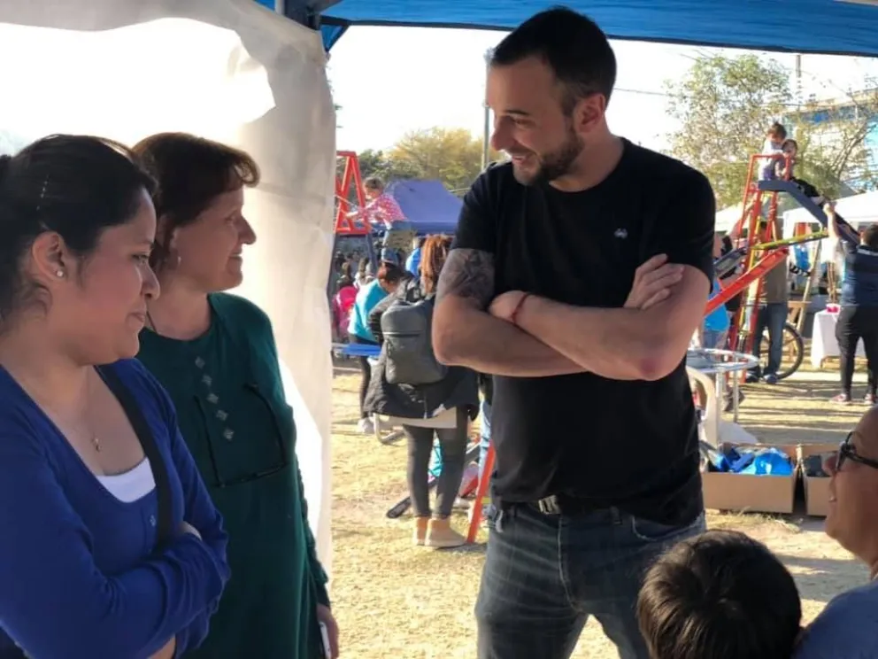 Darío Madile junto a la gente: escuchó sus necesidades