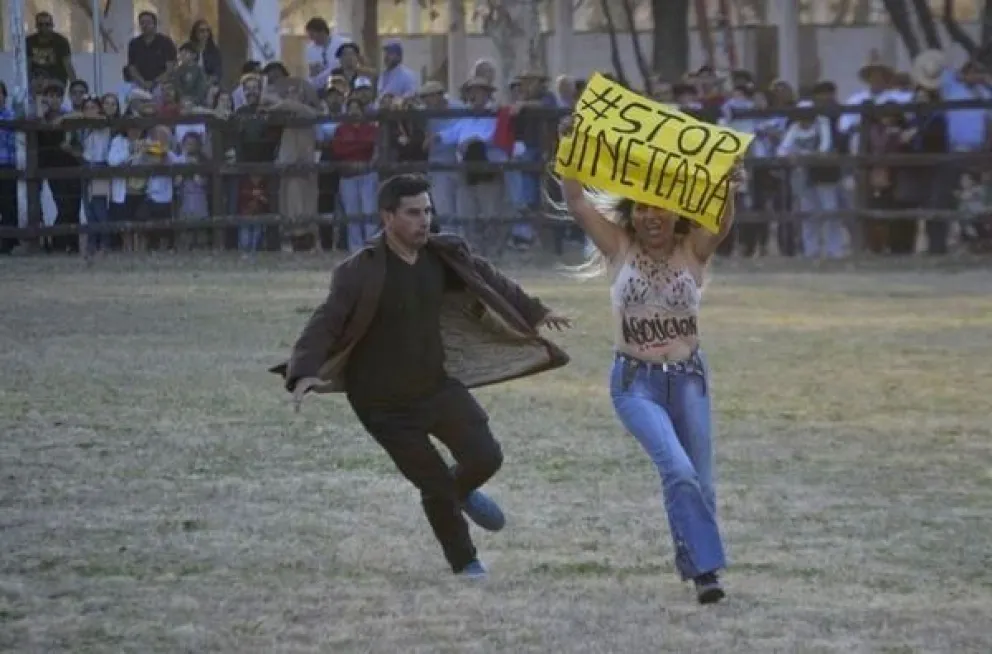 Escándalo en Salta: en plena jineteada entró una mujer para protestar