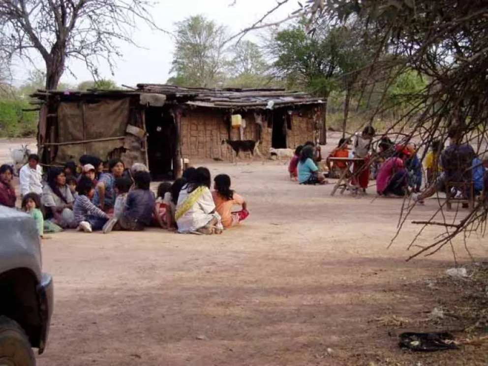 Mientras los bolivianos ingresan en colectivos para sacar el IFE, indígenas salteños sufren por no cobrarlo