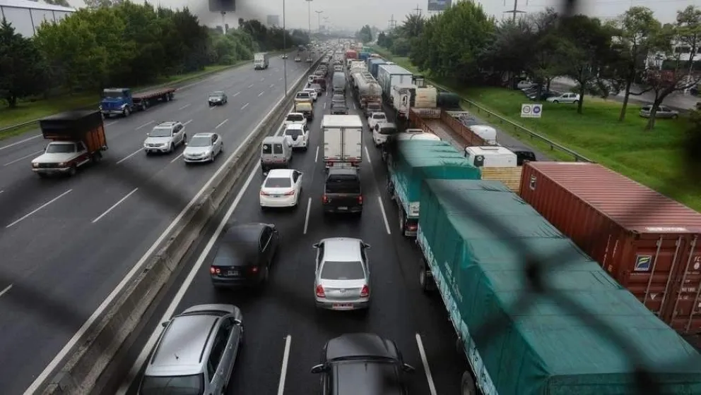 VIDEO. Loco total: iba contramano en plena ruta