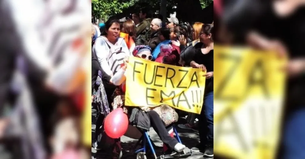 Emoción a flor de piel: peregrinó por cuatro días en silla de ruedas por su nieto