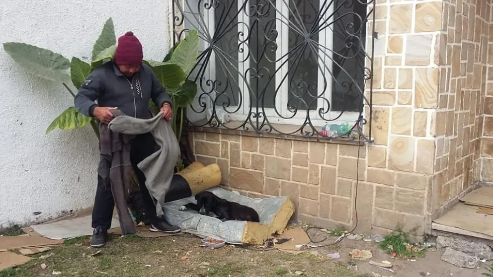 Es indigente, salvó a una perrita, pero ahora pide ayuda porque fue atropellada