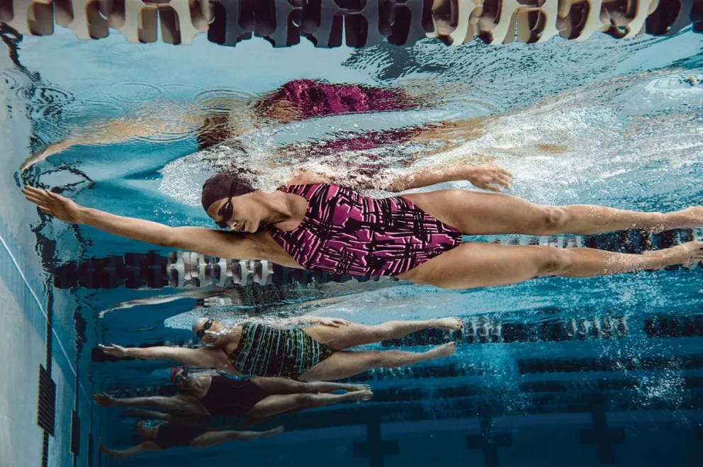 Profesor de natación escondía una cámara en el vestuario, y espiaba a sus alumnas