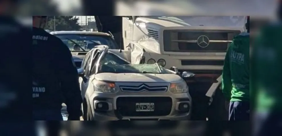 VIDEO. Impactante: camión aplastó a un auto en un terrible accidente