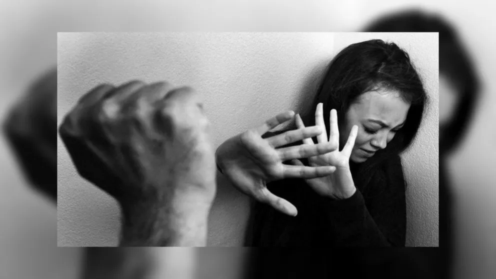 Atrapado por las cámaras: golpeó salvajemente a su pareja en plena vía pública