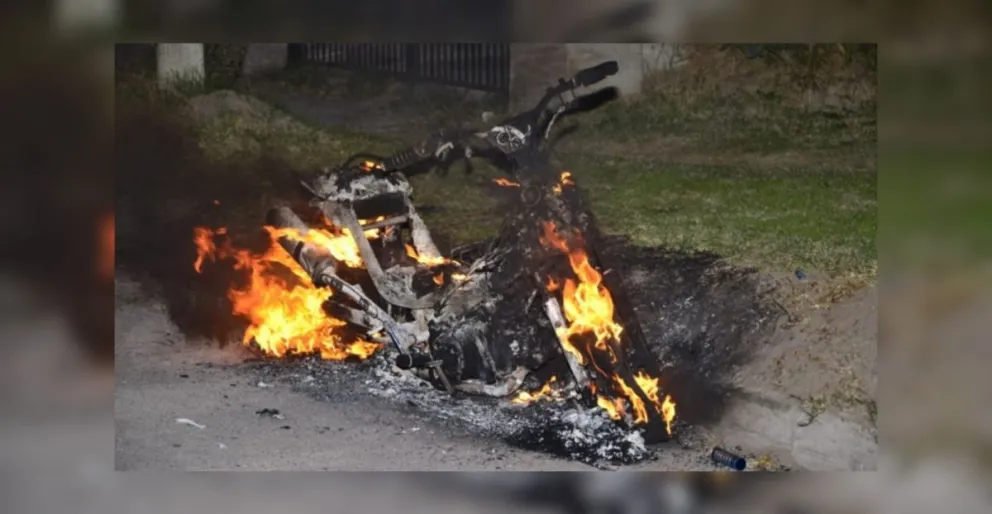 Justicia por mano propia: golpearon salvajemente a motochorros y les quemaron la moto