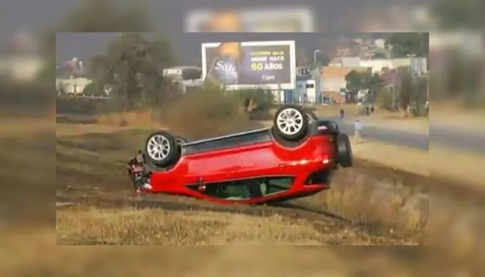 Tremendo: un auto volcó en el acceso a Salta