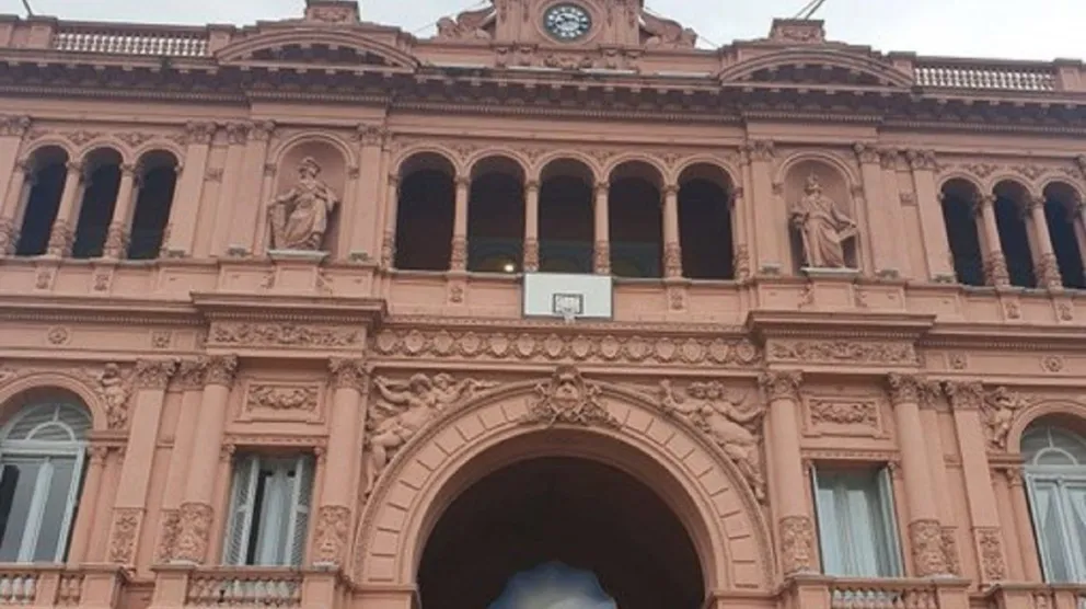 Apareció un aro de básquet en la puerta de la Casa Rosada. ¿Qué significa?