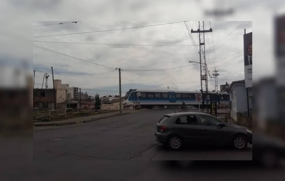 Caos en pleno centro salteño: se rompió el tren que va a Güemes