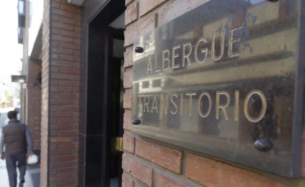 Infraganti: era buscado por homicidio, y lo encontraron en un albergue transitorio junto a su novia