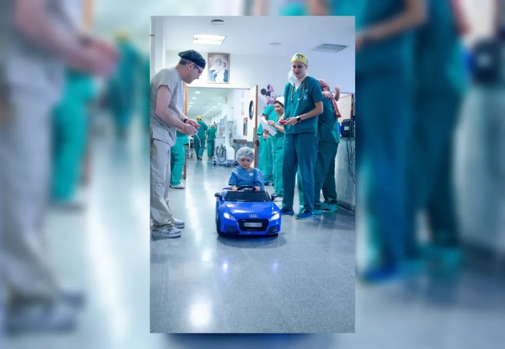 Ternura total: los niños del hospital Materno Infantil van en autitos hasta el quirófano
