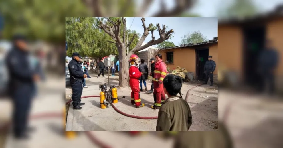 Justo a tiempo: dos bomberas rescataron a dos niños de un incendio