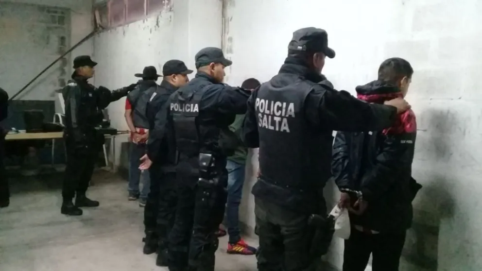 Vieron a la Policía e intentaron huir. ¿Qué escondían?