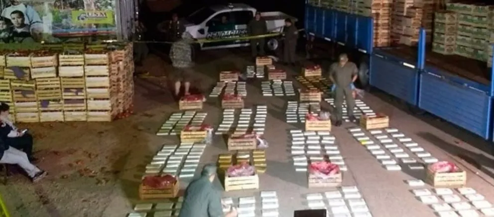 Golpe al narcotráfico: entre las frutas y verduras, trasladaban tremenda cantidad de drogas