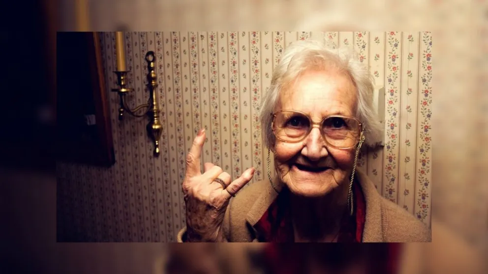 Vivir solo cuesta vida: dos ancianos se escaparon del geriátrico para ir a un gran show de heavy metal