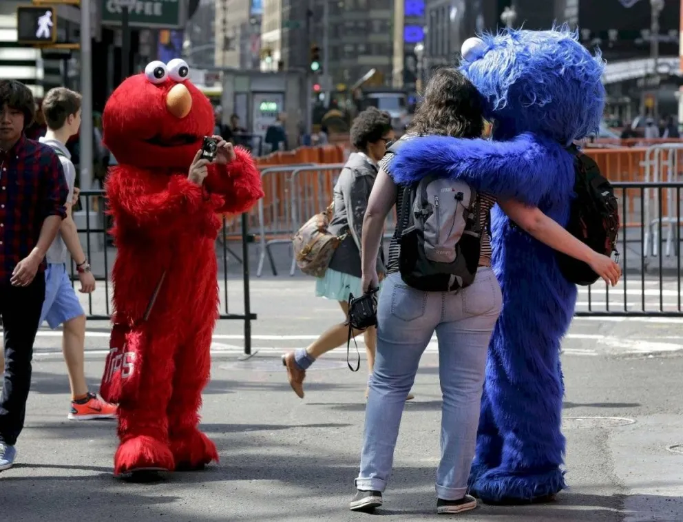 Disfrazado de Elmo, aprovechó para manosear a una menor