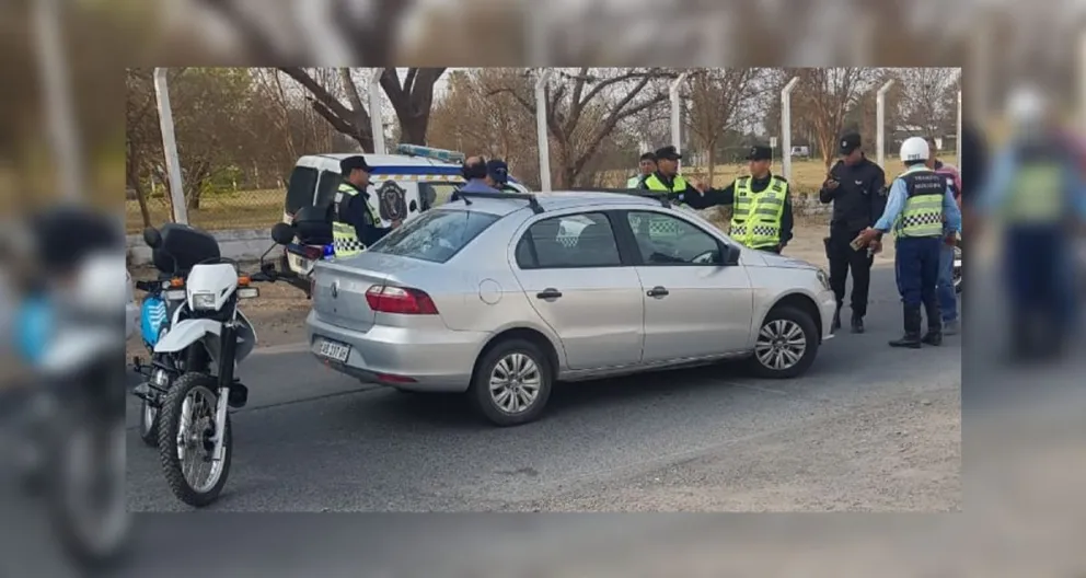 Loco total: un salteño ebrió atropelló a un policía y lo llevó en el capot 100 metros