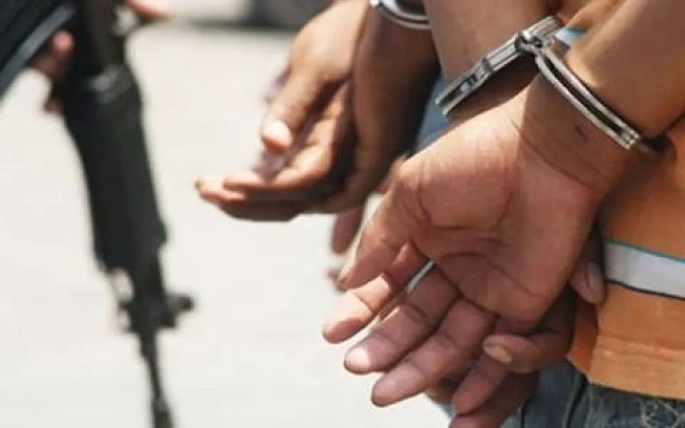 Hasta las manos:atraparon a una pareja que llevaba 65 kilos de "faso"