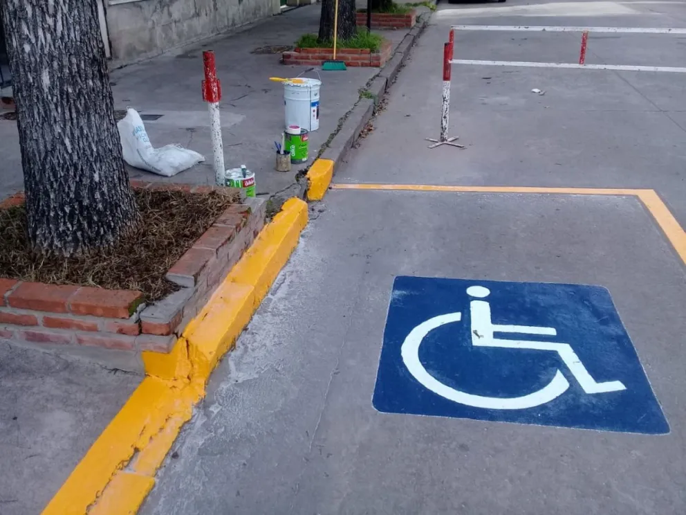 Estacionó en un sector reservado para discapacitados, le pidieron que se retire, y armó un escándalo