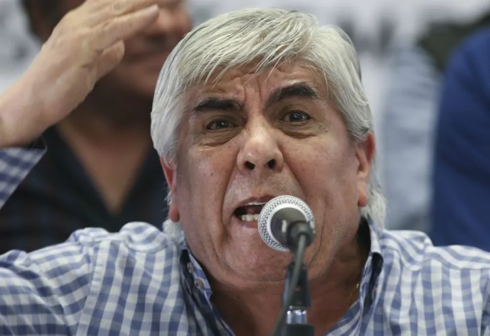 Hugo Moyano amenaza con un paro nacional de camioneros para el lunes